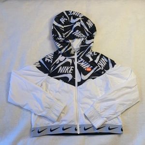 Nike black and white large cropped wind breaker.